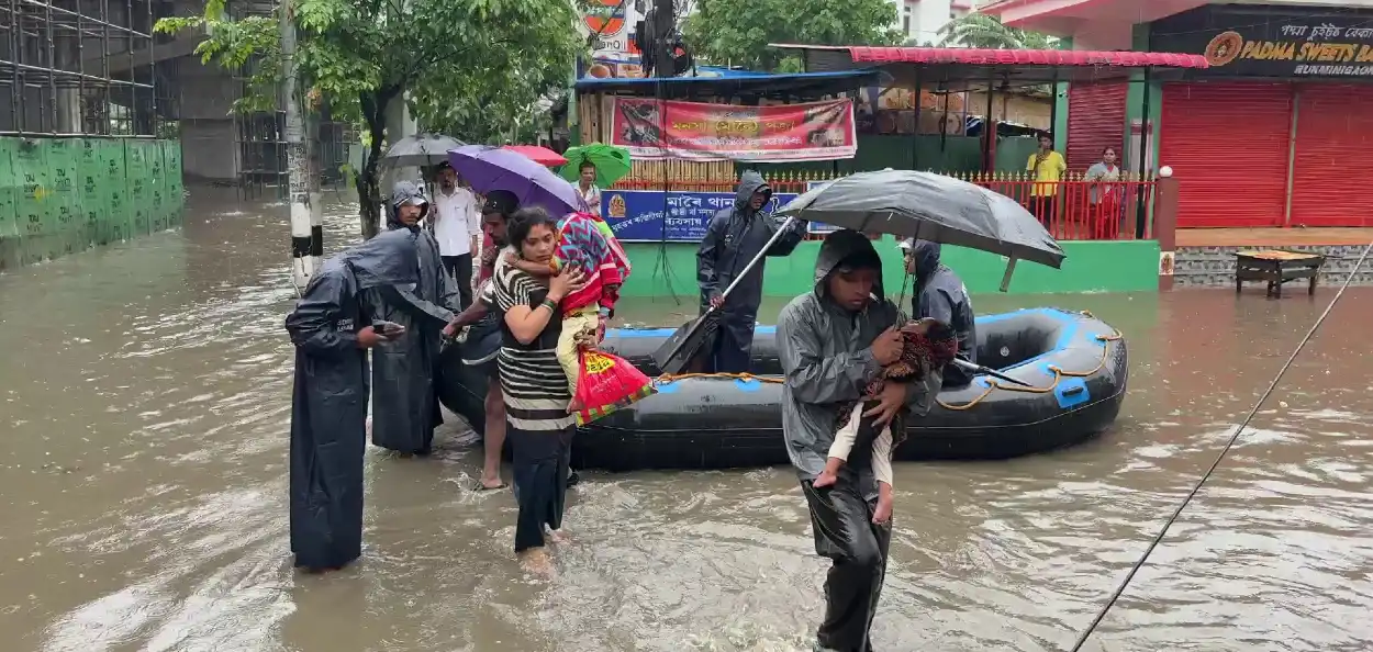 গুৱাহাটীৰ ৰাজপথত চলিছে নাও
