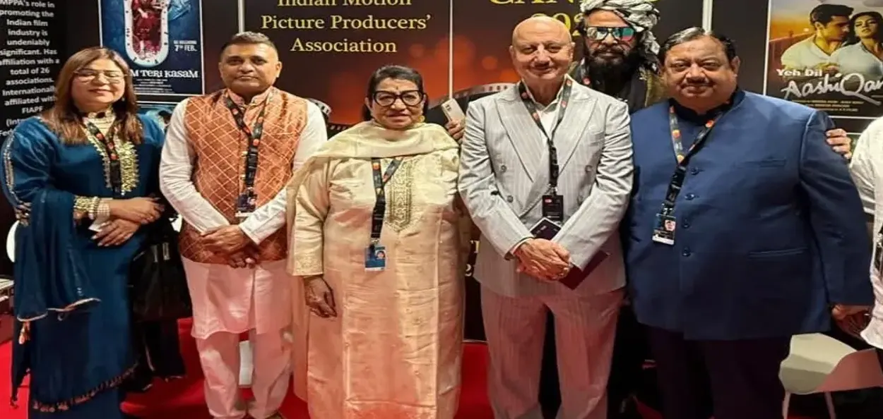 আন্তঃৰাষ্ট্ৰীয় চলচ্চিত্ৰ প্ৰযোজক সংস্থাৰ বাৰ্ষিক সাধাৰণ সভাত অনুপম খেৰ (সোঁফালৰ পৰা দ্বিতীয়গৰাকী)