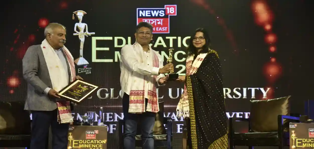 মন্ত্ৰী পিজুষ হাজৰিকা আৰু লেফটেনেণ্ট জেনেৰেল (অৱসৰপ্ৰাপ্ত)  ৰাণা প্ৰতাপ কলিতাই প্ৰদান কৰা বঁটা গ্ৰহণ আৰ জি ইউৰ জনসংযোগ বিষয়া ড০ ৰাণী পাঠক দাসৰ