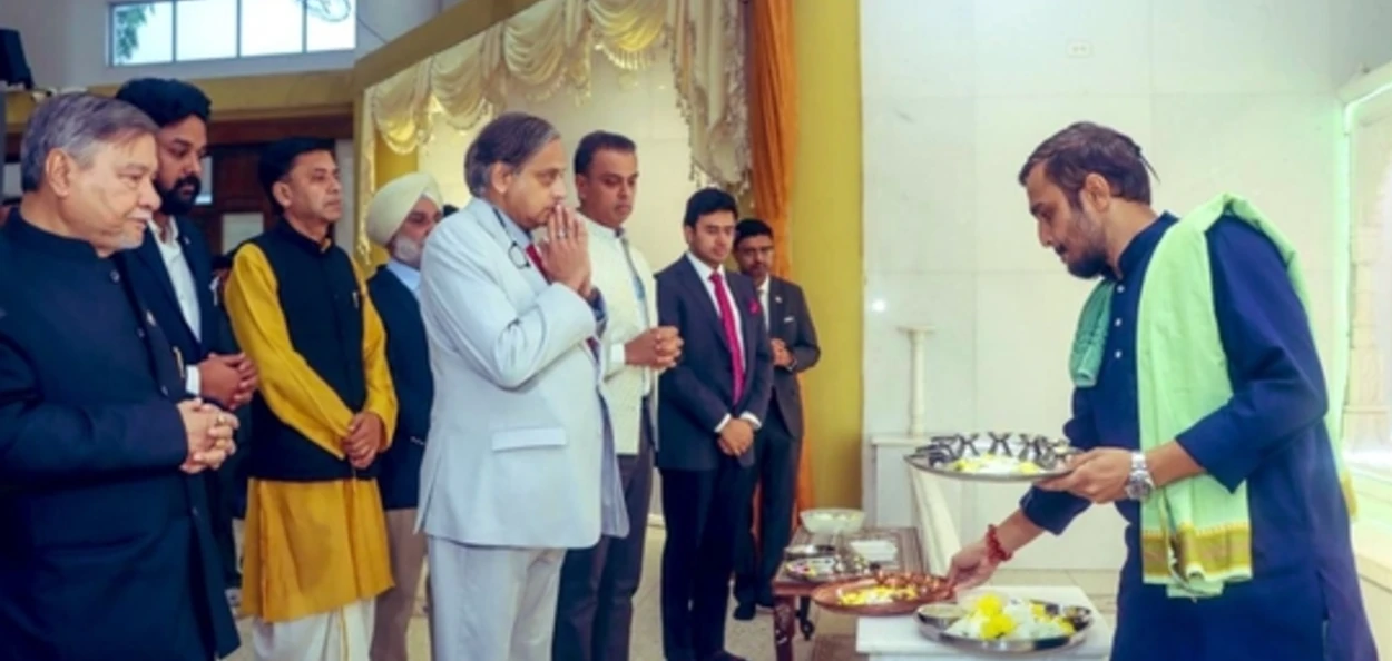 পানামাৰ মন্দিৰত সেৱা কৰি থকা সময়ত শশী থাৰুৰ আৰু সৰ্বদলীয় প্ৰতিনিধি দলৰ আন সদস্যসকল 