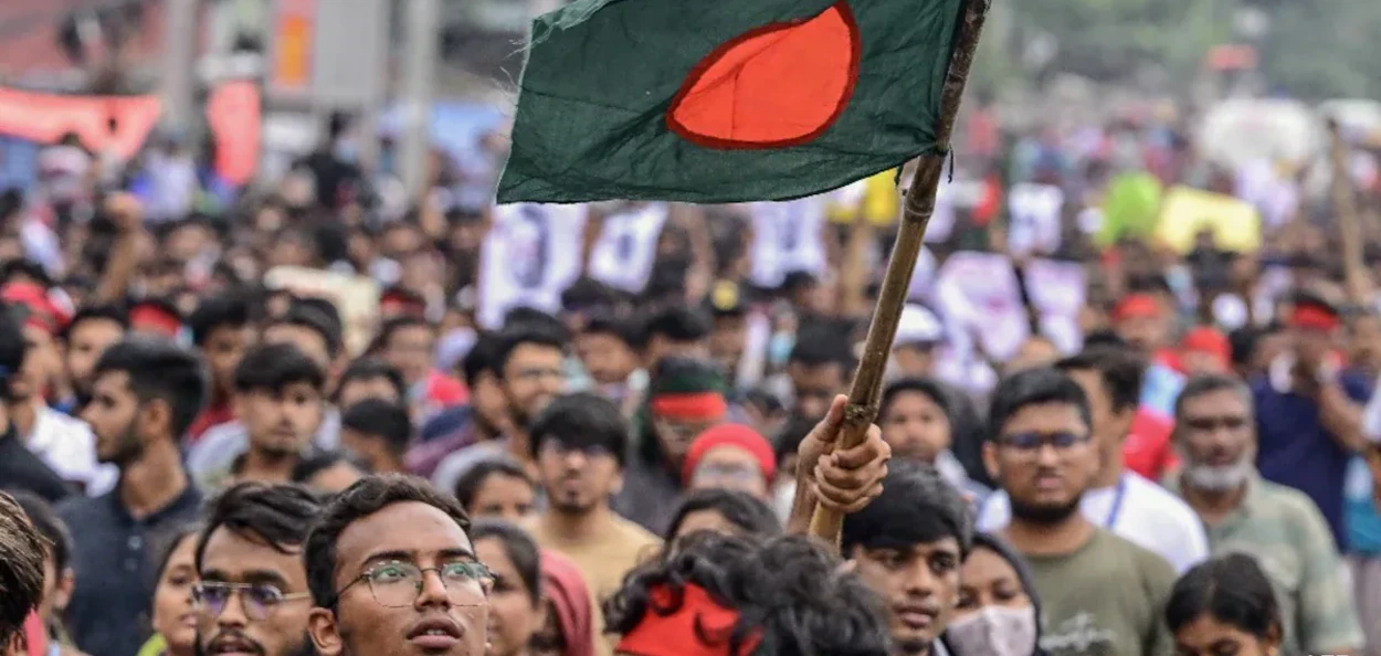 সাধাৰণ নিৰ্বাচনৰ দাবীত বাংলাদেশৰ ৰাজপথ কপাইছে সাধাৰণ জনতাই