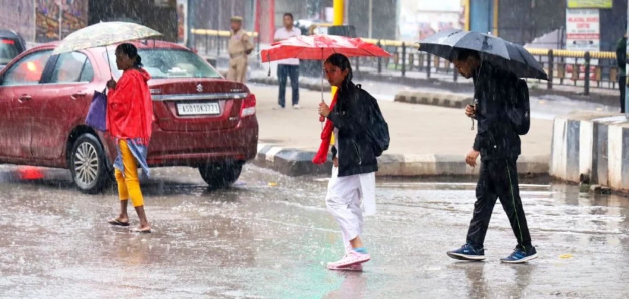 নেৰানেপেৰা বৰষুণৰ ফলত ১১খনকৈ জিলাত পুনৰ জাৰি Red Alert