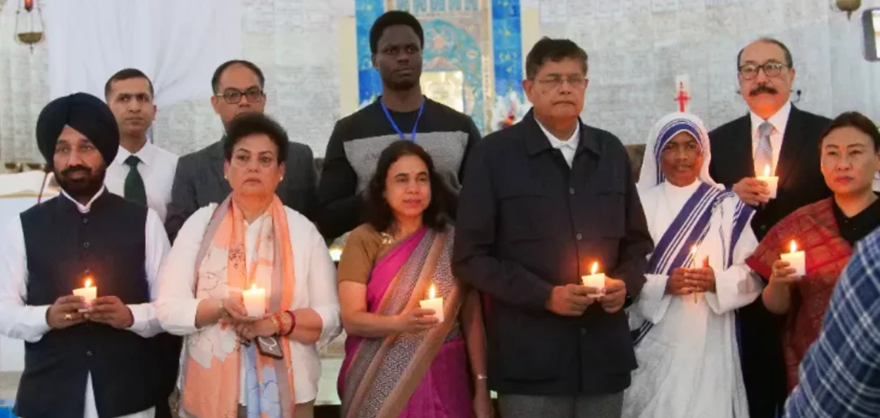 বৈজয়ন্ত পাণ্ডাৰ নেতৃত্বত সৰ্বদলীয় প্ৰতিনিধি দলে আলজেৰিয়াৰ এটা গীৰ্জাত পহলগাম সন্ত্ৰাসবাদী আক্ৰমণত নিহতসকলৰ স্মৃতিত মমবাতি জ্বলাইছে