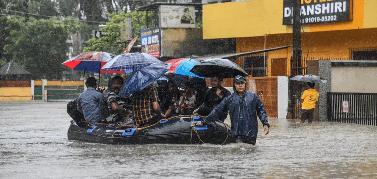 দুদিনৰ নেৰানেপেৰা বৰষুণৰ অন্তত উত্তৰ-পূবত কৃত্ৰিম বান-ভূমিস্খলনৰ ফলত ২৫ জন লোকৰ মৃত্যু