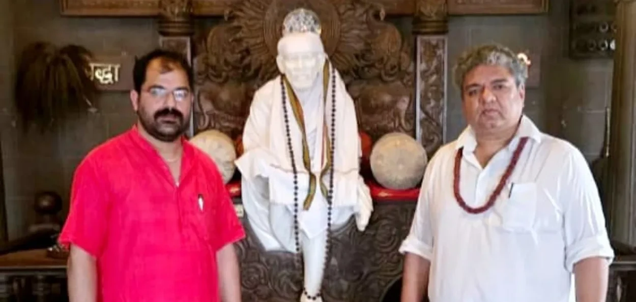 ছাই মন্দিৰ প্ৰকল্পৰ ট্ৰাষ্টী হিচাপে নিযুক্তি লাভ কৰা কাশ্মীৰী মুছলমান তথা সমাজকৰ্মী ফিৰদৌছ বাবা (বাঁওফালে)
