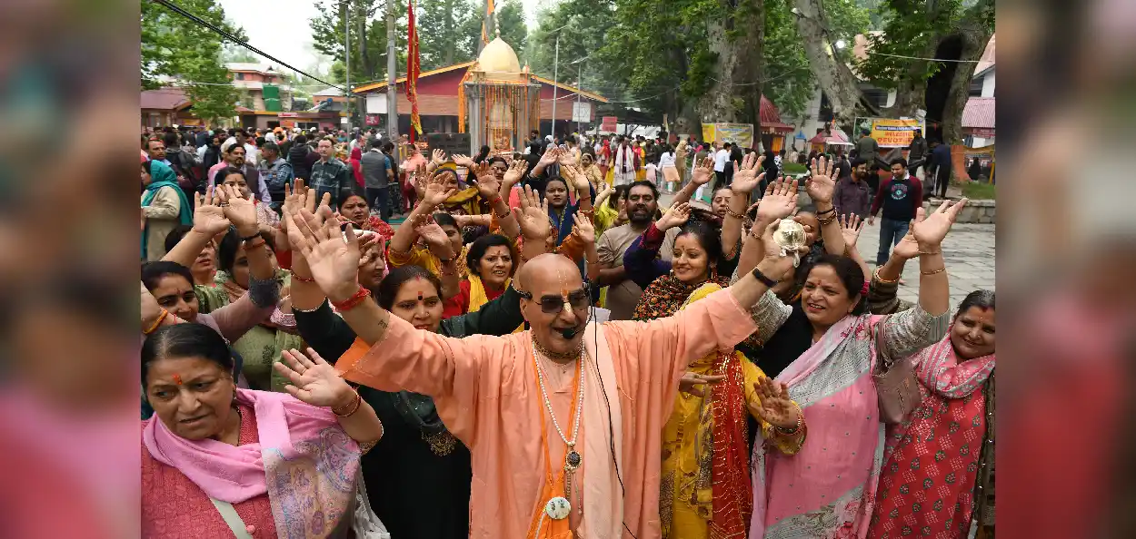 খীৰ ভৱানী মন্দিৰত ভক্তৰ নৃত্য পৰিবেশন
