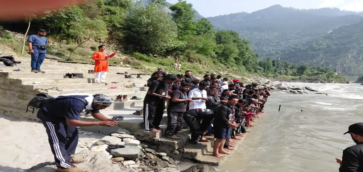 কাশ্মীৰৰ কিশেনগাংগা নদীত পহলগাম সন্ত্ৰাসবাদী আক্ৰমণত নিহতসকলৰ আত্মাৰ চিৰশান্তি কামনা কৰিছে বাইকাৰসকলে