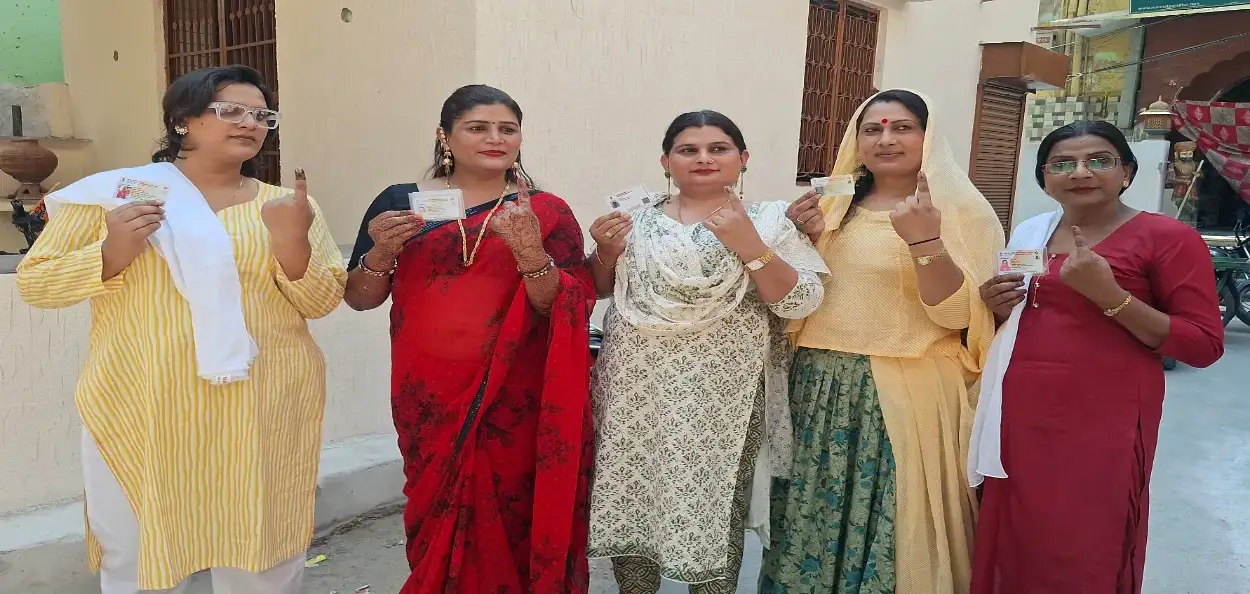 ৰাজস্থানৰ উদয়পুৰৰ এটা ভোটদান কেন্দ্ৰত ভোটাধিকাৰ সাব্যস্ত কৰাৰ পিছত একাংশ হিজড়া ভোটাৰ