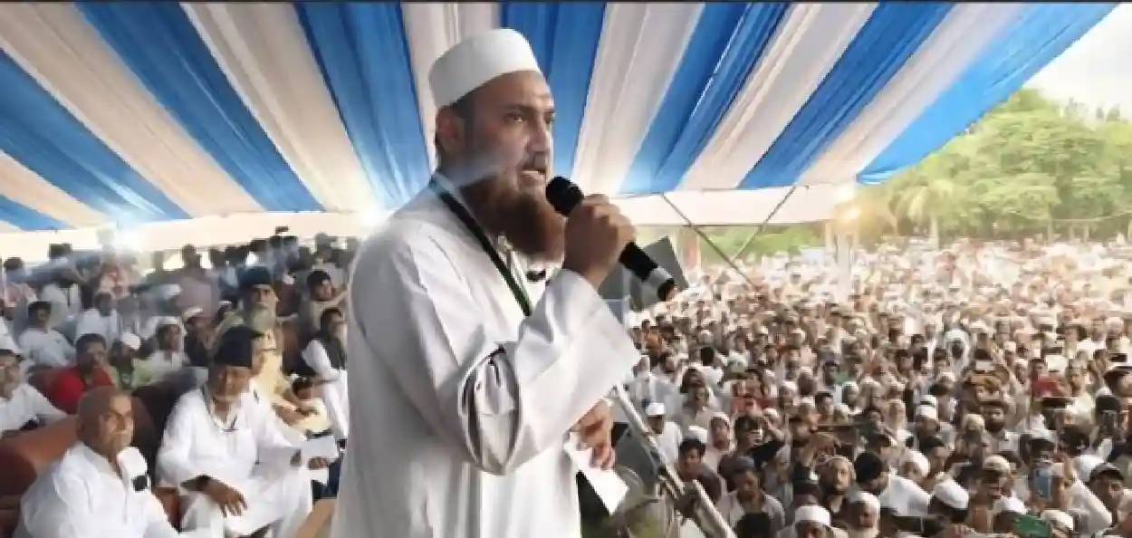 পাটনাৰ গান্ধী মৈদানত অনুষ্ঠিত এণ্টি ৱাকফ মেগা ৰেলীত ভাষণ দি থকা অৱস্থাত মৌলানা ফৈছাল ৱালি ৰহমানী 