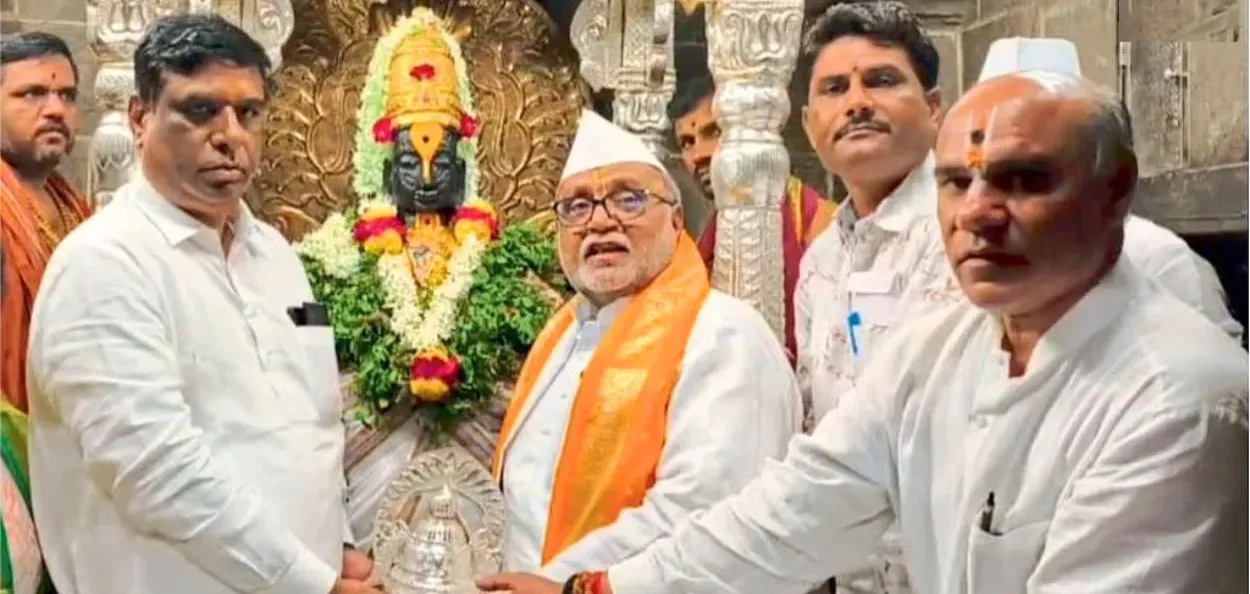 মন্দিৰত ১ লাখ টকাৰ ৰূপৰ মুকুট উপহাৰ দিয়াৰ সময়ত গনি ছৈয়দ