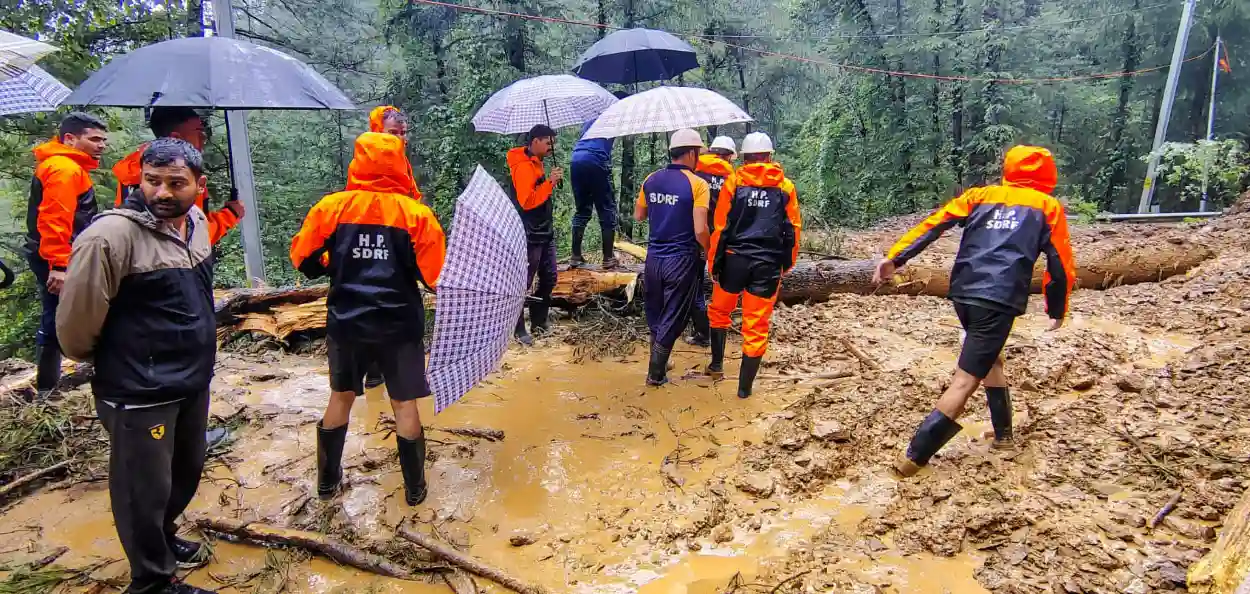 ক্ষতিগ্ৰস্ত অঞ্চলত উদ্ধাৰকাৰী দলৰ অভিযান