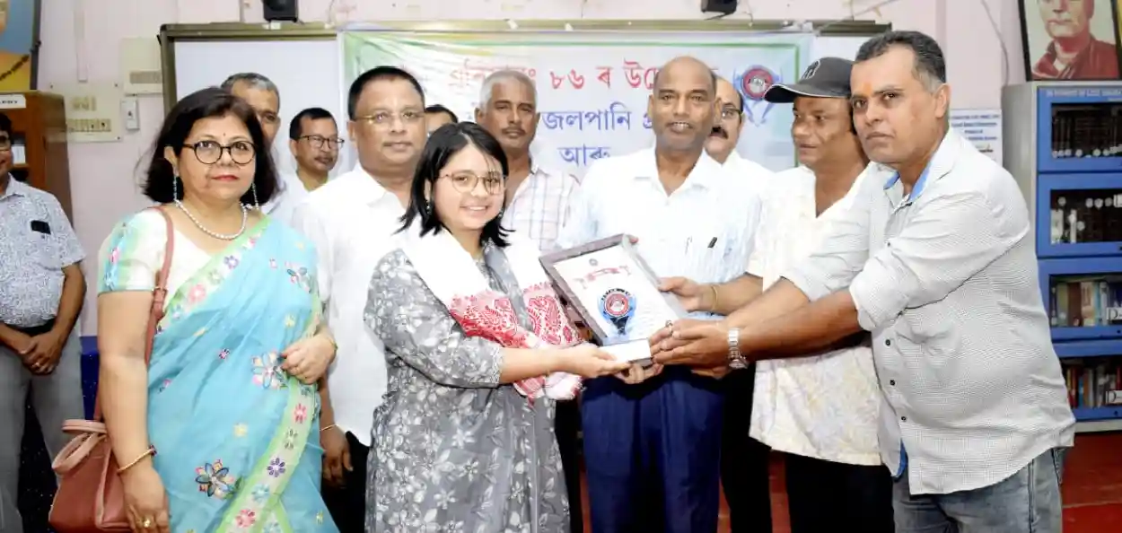 কৃতী ছাত্ৰীক বিশেষ জলপানি আৰু সম্বৰ্দ্ধনা প্ৰদানৰ এক মূহুৰ্ত