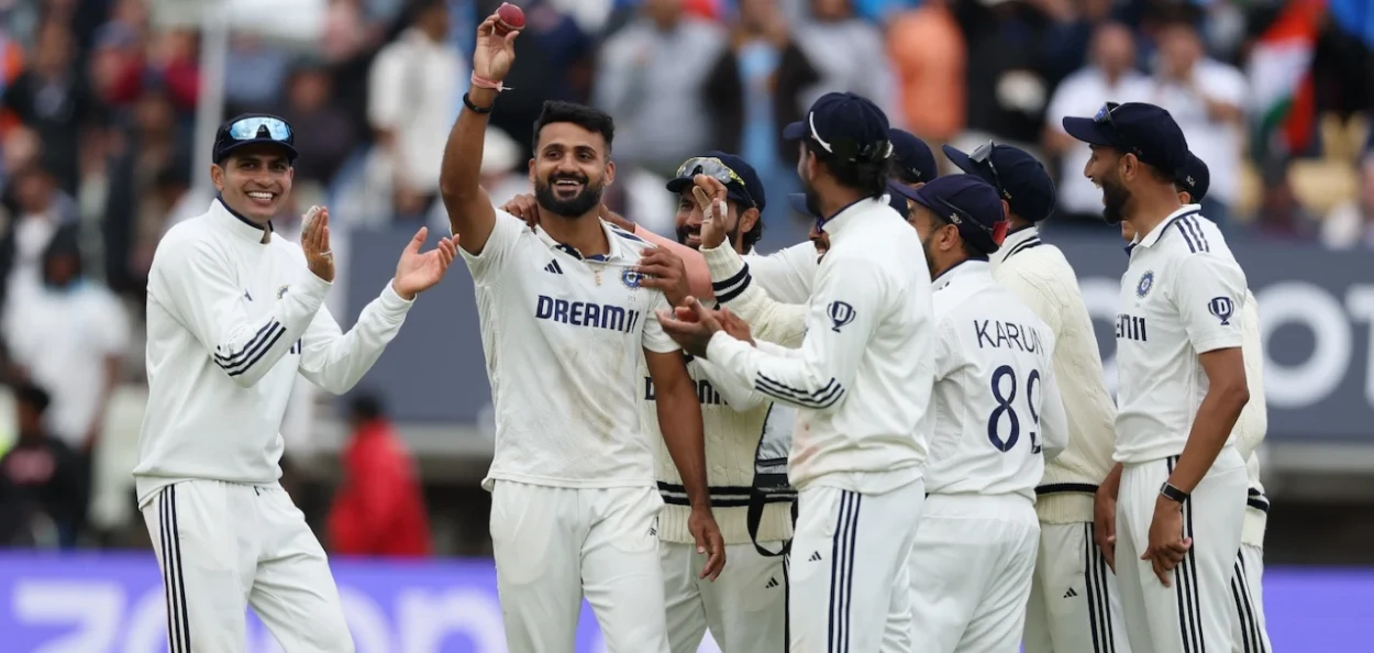 দ্বিতীয় ইনিংছত ৫ উইকেট দখলৰ পিছত সতীৰ্থৰ সৈতে আকাশ দ্বীপ