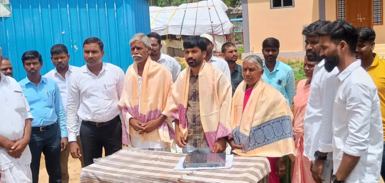 চিন্থা পৰমেশ আৰু তেওঁৰ পিতৃ-মাতৃক গাঁও পঞ্চায়ত আৰু গাঁওবুঢ়াই সম্বৰ্ধনা জনোৱাৰ মুহূৰ্ত