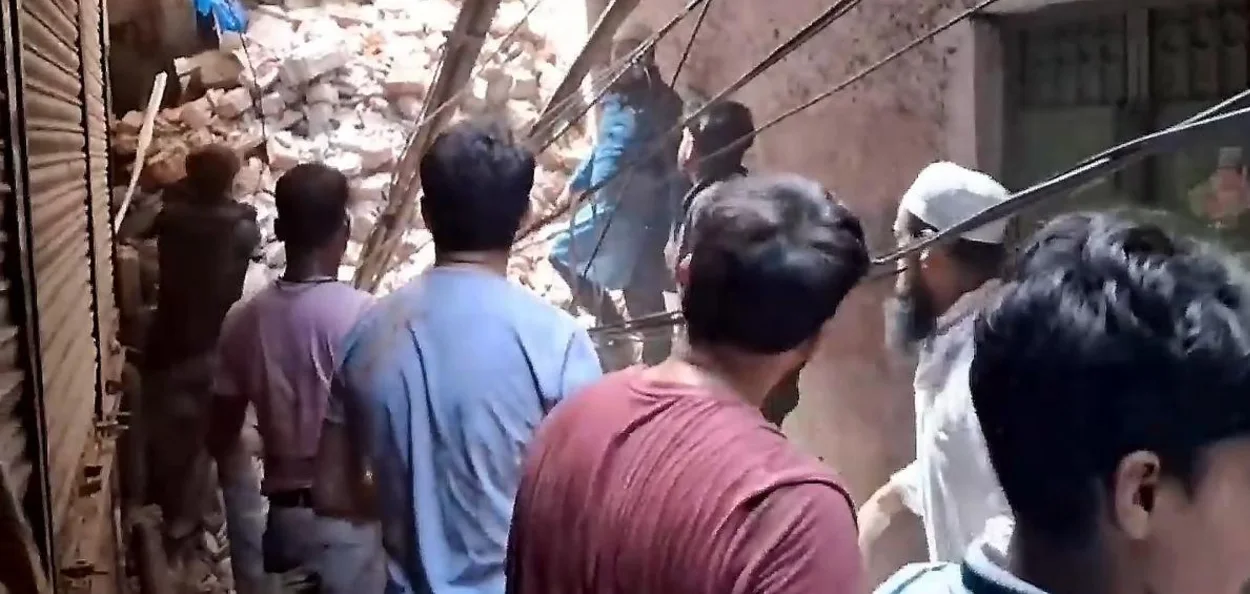 দিল্লীত ভাঙি পৰিল চাৰি মহলীয়া অট্টালিকা