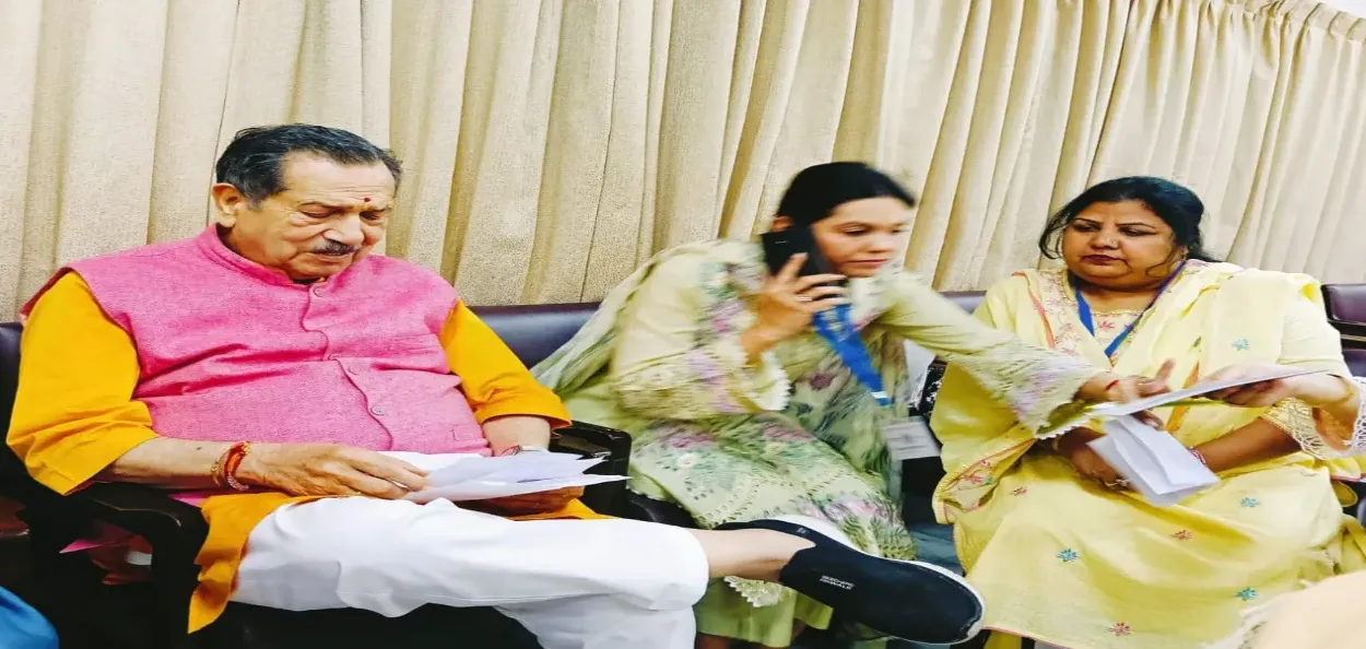 ইন্দ্ৰেশ কুমাৰ আৰু শালিনী আলীৰ সৈতে শ্বামিম বানো (একেবাৰে সোঁফালে)