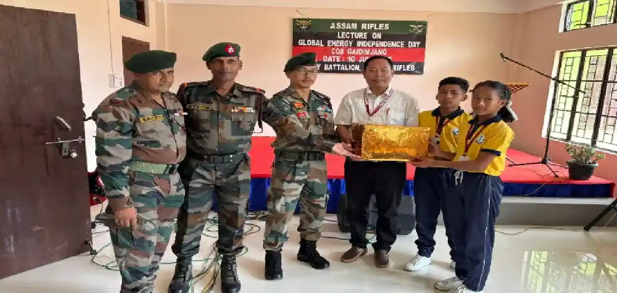 ছাত্ৰ-ছাত্ৰীৰ সৈতে অসম ৰাইফলছৰ জোৱান