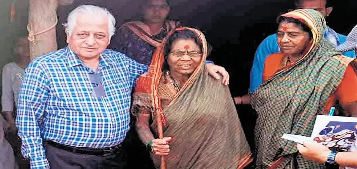 গাওঁবাসীৰ সৈতে মানৱদৰদী চিকিৎসক ডাঃ ৰাজন দেশপাণ্ডে (একেবাৰে বাঁওফালে) 