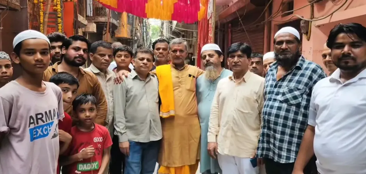 লক্ষ্মী নাৰায়ণ মন্দিৰৰ প্ৰাংগনত হিন্দু-মুছলমান প্ৰতিৱেশীৰ সমিলমিলৰ ছবি