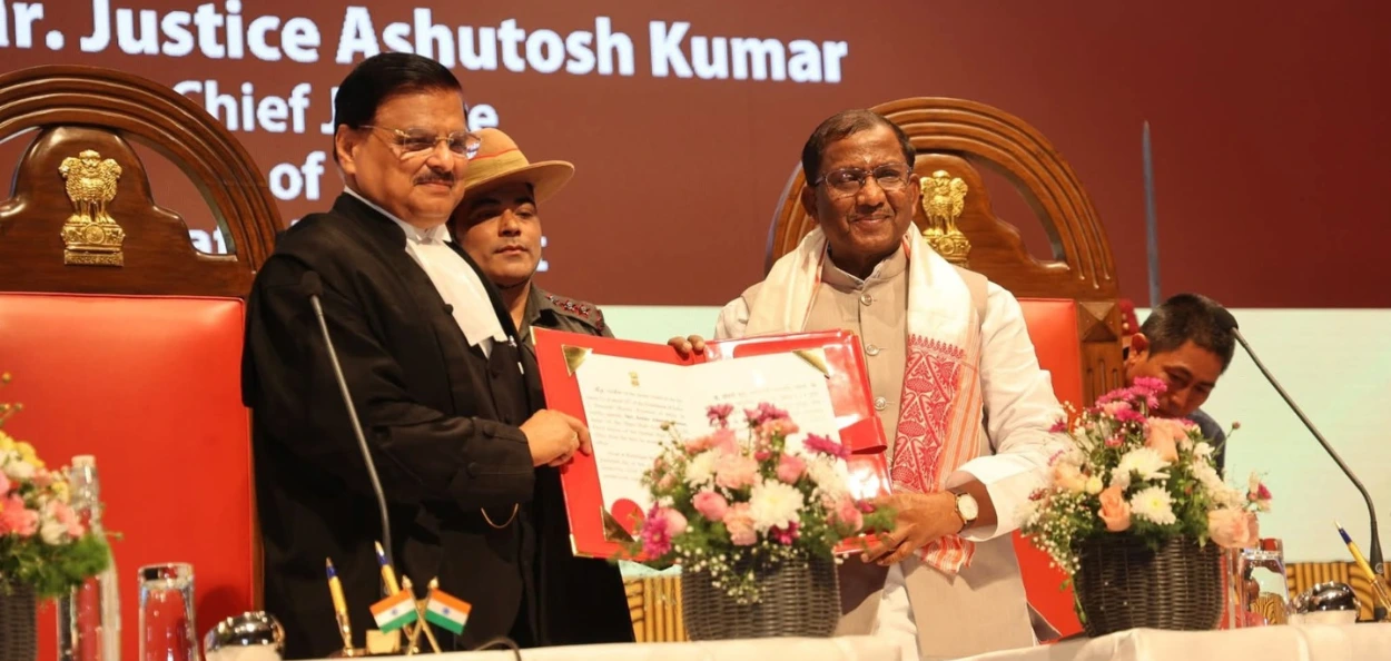 গুৱাহাটী উচ্চ ন্যায়ালয়ৰ মুখ্য ন্যায়াধীশ হিচাপে শপত গ্ৰহণ কৰি থকা অৱস্থা ন্যায়াধীশ আশুতোষ কুমাৰ