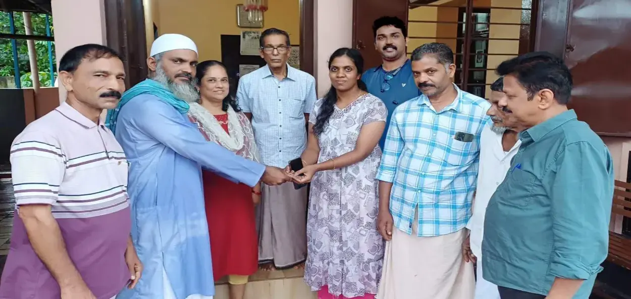 ৰুক্মিনীক সোণৰ ব্ৰেচলেট উভতাই দিয়াৰ সময়ত আনোৱাৰ ছাদাত