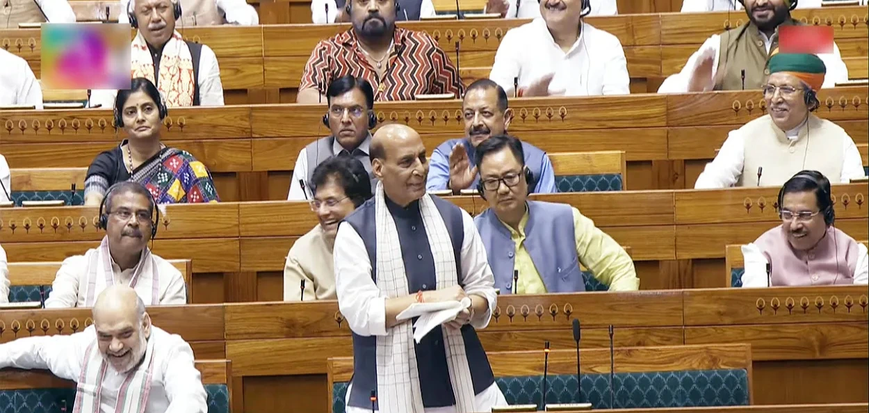  প্ৰতিৰক্ষা মন্ত্ৰী ৰাজনাথ সিঙৰ লোকসভাত ভাষণ দি থকা এক মূহুৰ্ত