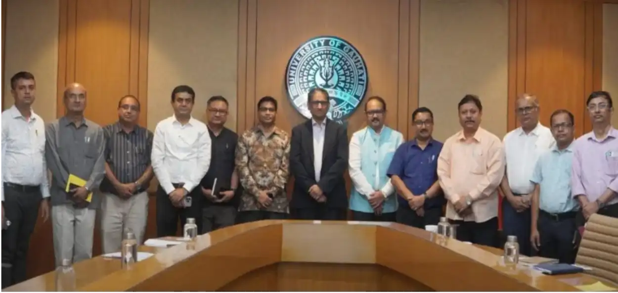 গুৱাহাটী বিশ্ববিদ্যালয়ৰ অধ্যাপকৰ এটা দলৰ সৈতে ভাৰতস্থিত বাংলাদেশৰ উচ্চায়ুক্ত মহম্মদ ৰিয়াজ হামিদুল্লাহ (সোঁমাজত)