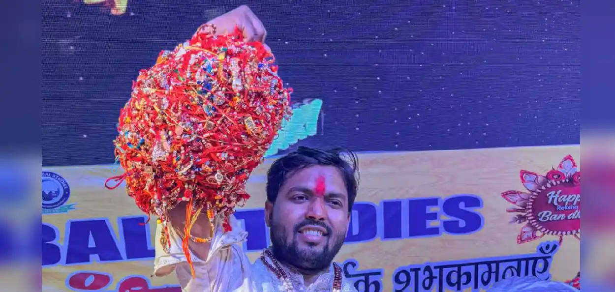 ১৫ হাজাৰ ছাত্ৰীয়ে খান ছাৰৰ হাতত বন্ধা ৰাখীৰ সৈতে 