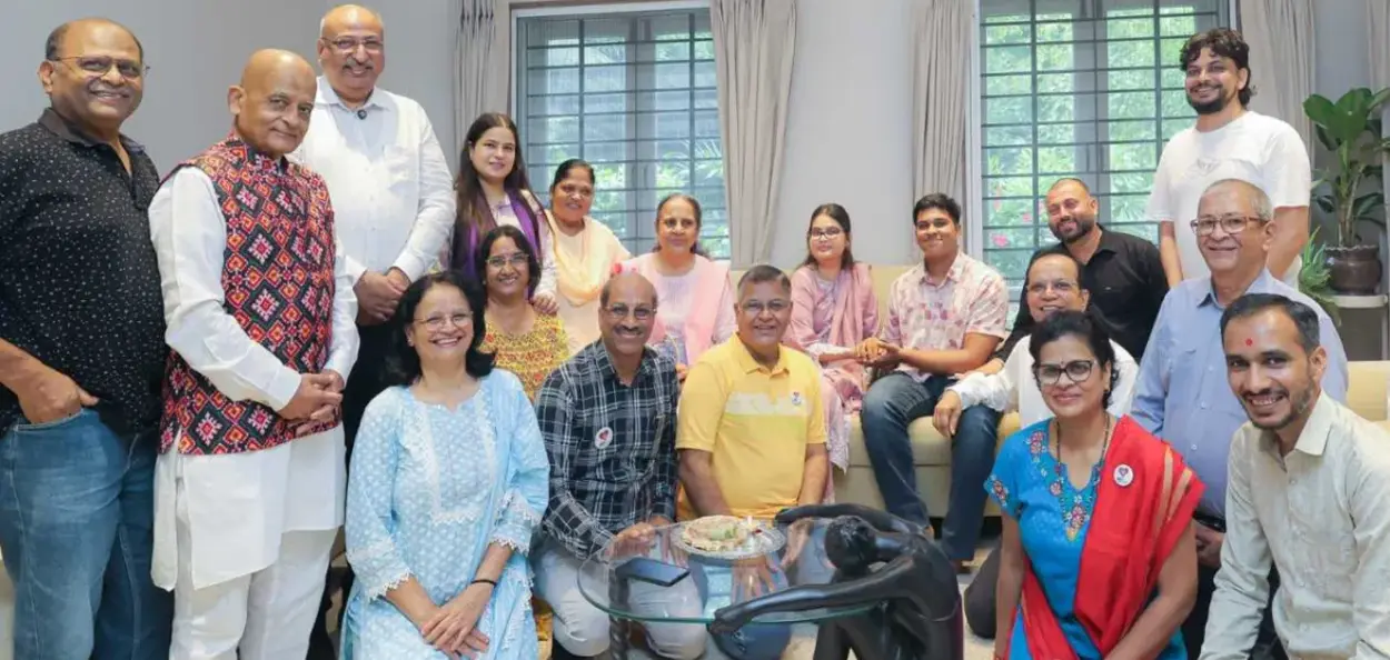 ৰিয়াৰ অংগদানে একত্ৰিত কৰা পৰিয়াল দুটা, ৰাখী বন্ধনৰ সময়ত