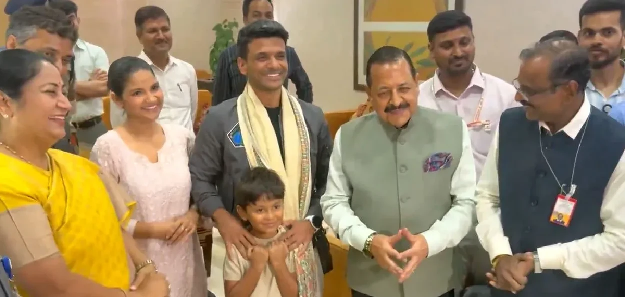 মহাকাশচাৰী শুভাংশু শুক্লাক ইন্দিৰা গান্ধী আন্তঃৰাষ্ট্ৰীয় বিমানবন্দৰত উষ্ম আদৰণি জনোৱাৰ এক মূহুৰ্ত