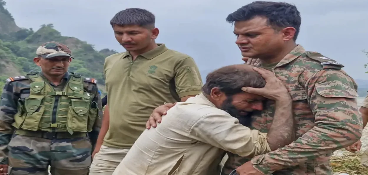 দূৰ্যোগৰ পৰা ৰক্ষা পোৱা এজন ব্যক্তিয়ে সেনাবাহিনীৰ জোৱানক দেখি শোকত ভাঙি পৰিছে