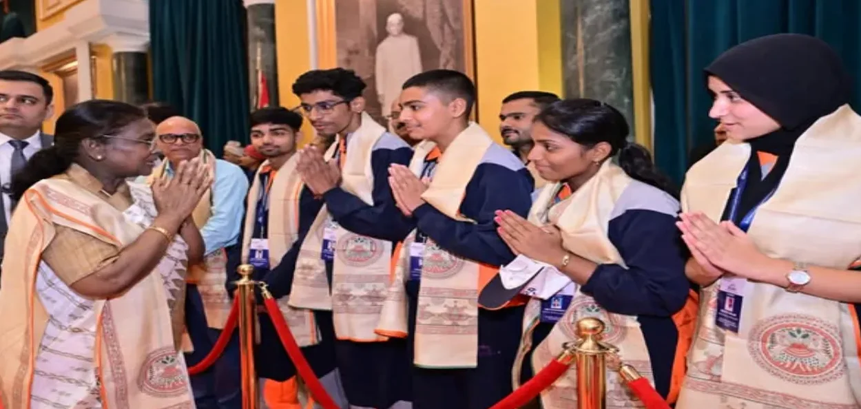 ৰাষ্ট্ৰপতি ভৱনত ৰাষ্ট্ৰপতি দ্ৰৌপদী মুৰ্মুৰ সৈতে জামিয়া বালিকা বিদ্যালয়ৰ ছাত্ৰী জেৰীশ আছলাম
