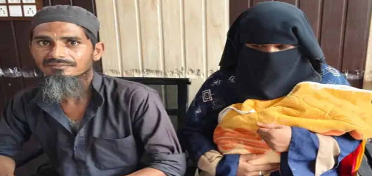শিশুটি কোলাত লৈ থকা অৱস্থাত ফাহিমুদ্দিন আৰু তেওঁৰ পত্নী ছামিনা