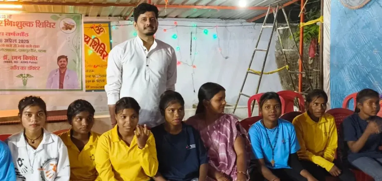 এক স্বাস্থ্য শিবিৰত ৰোগীৰ সৈতে ডাঃ ৰমন কিশোৰ