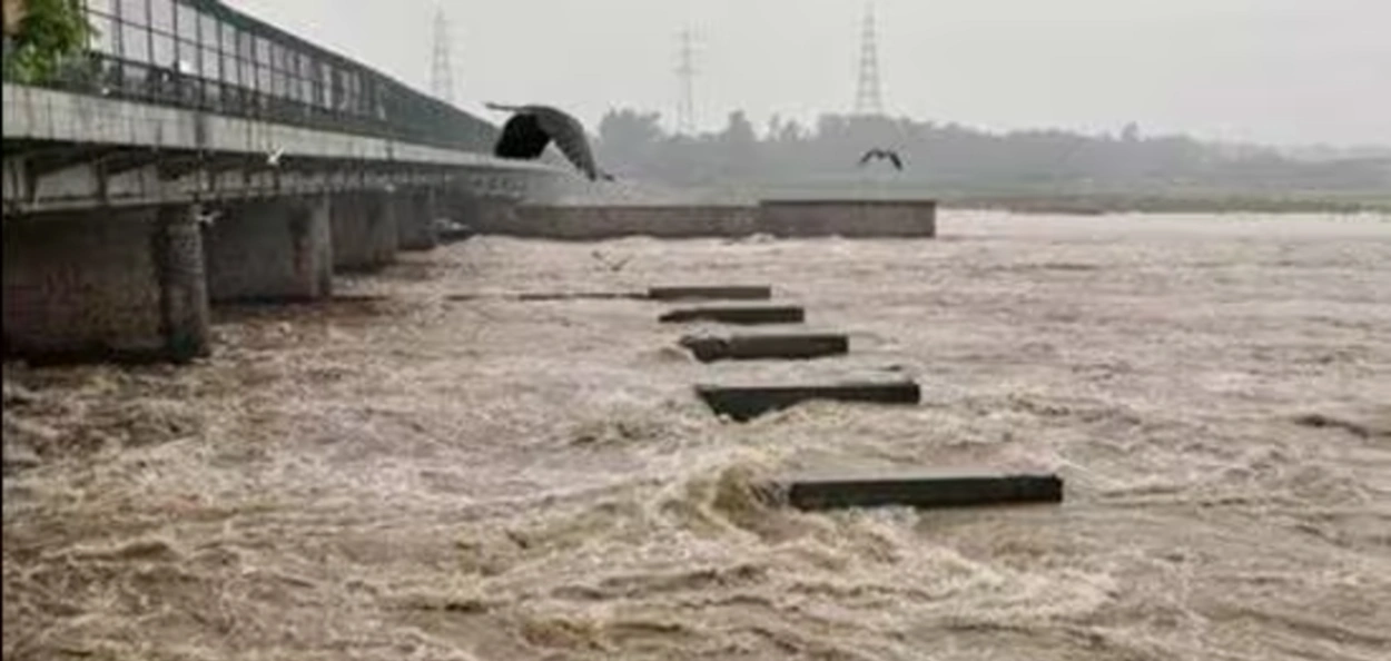 বিপদসীমা স্পৰ্শ কৰিছে যমুনা নৈৰ পানী; দিল্লীত হাই এলাৰ্ট জাৰি 