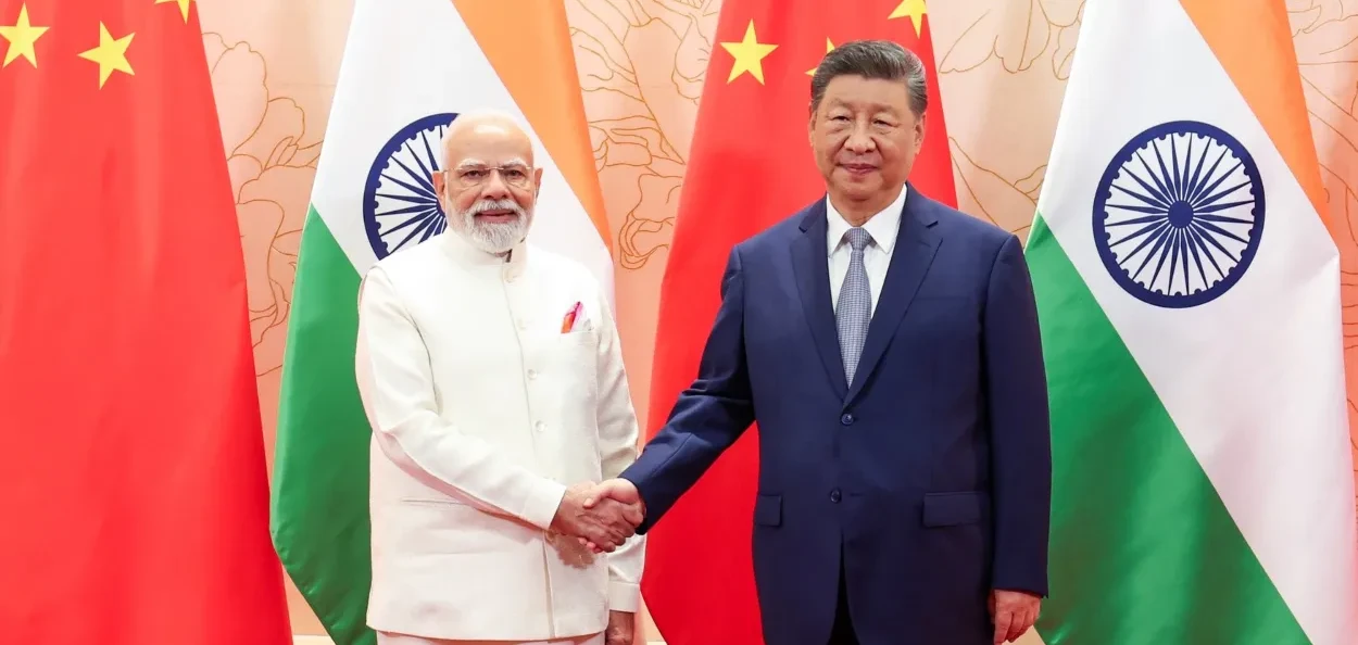 চীনৰ ৰাষ্ট্ৰপতি ছি জিনপিঙৰ সৈতে প্ৰধানমন্ত্ৰী মোদী