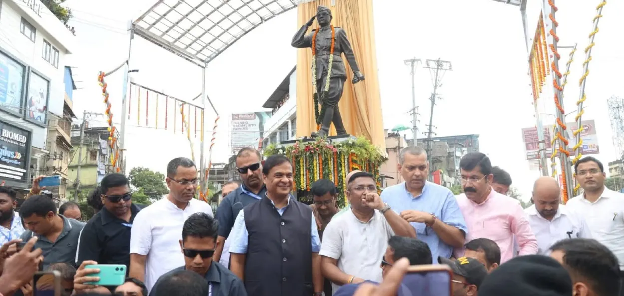 মংগল পাণ্ডেৰ প্ৰতিমূৰ্তি উন্মোচন কৰি মুখ্যমন্ত্ৰী হিমন্ত বিশ্ব শৰ্মা