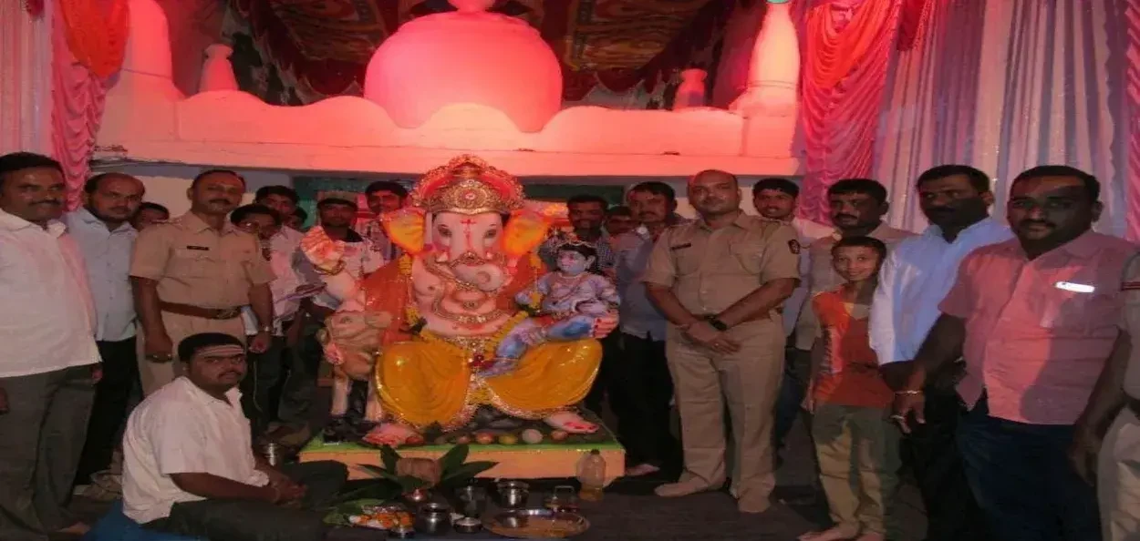 মহাৰাষ্ট্ৰৰ ৱালৱা গাঁৱৰ মছজিদত গণেশ মূৰ্তিৰ সৈতে হিন্দু আৰু মুছলমান গাঁওৱাসী