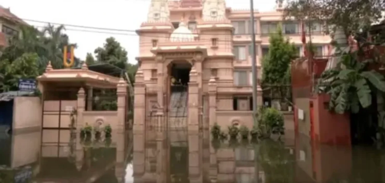 যমুনা নদীৰ পানীয়ে প্লাবিত কৰিলে শ্ৰী স্বামীনাৰায়ণ মন্দিৰ
