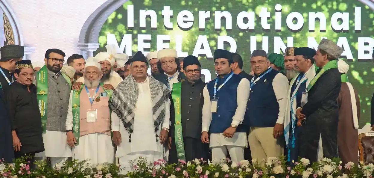 বাংগালুৰুৰ ঐতিহাসিক পেলেছ গ্ৰাউণ্ডত অনুষ্ঠিত 'জাছন-ই-মিলাদুন্নাবি' সন্মিলনৰ এক দৃশ্য