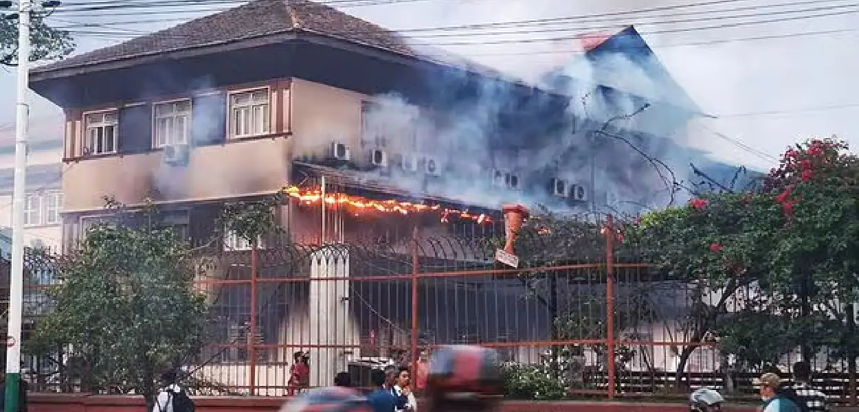 প্ৰাক্তন প্ৰধানমন্ত্ৰী ঝলানাথ খানালৰ ঘৰটো প্ৰতিবাদকাৰীয়ে জ্বলাই দিয়াৰ দৃশ্য