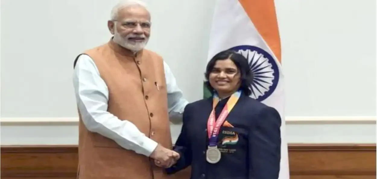 প্ৰধানমন্ত্ৰী নৰেন্দ্ৰ মোদীৰ সৈতে পেৰা পাৱাৰলিফ্টাৰ ছাকিনা খাতুন