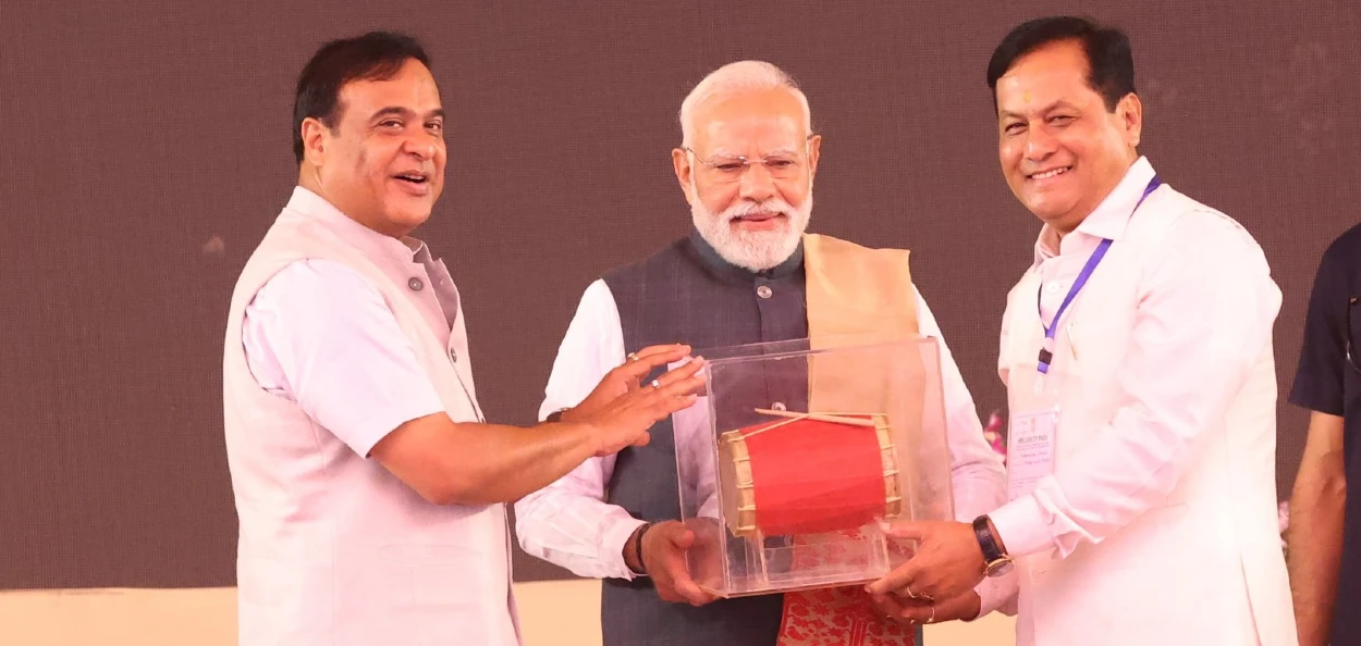 প্ৰধানমন্ত্ৰীক আদৰণি মুখ্যমন্ত্ৰী হিমন্ত বিশ্ব শৰ্মা আৰু কেন্দ্ৰীয় মন্ত্ৰী সৰ্বানন্দ সোণোৱালৰ, দৰঙত দেওবাৰে