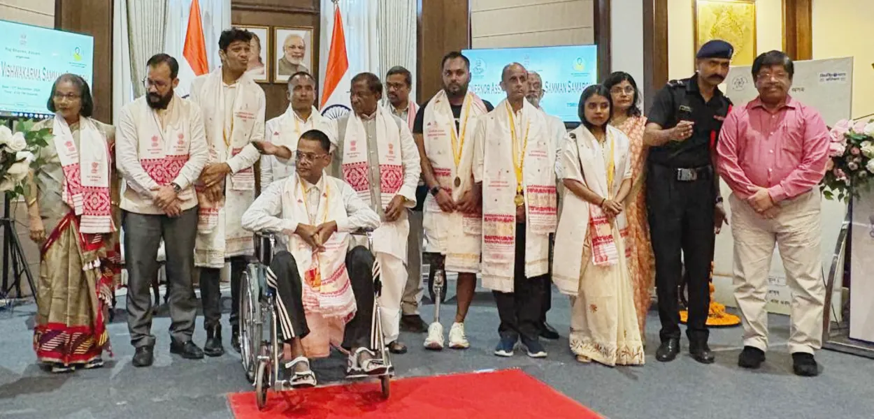বঁটাপ্ৰাপকসকলৰ সৈতে ৰাজ্যপাল লক্ষ্মণ প্ৰসাদ আচাৰ্য আৰু বিশিষ্ট ব্যক্তিসকল