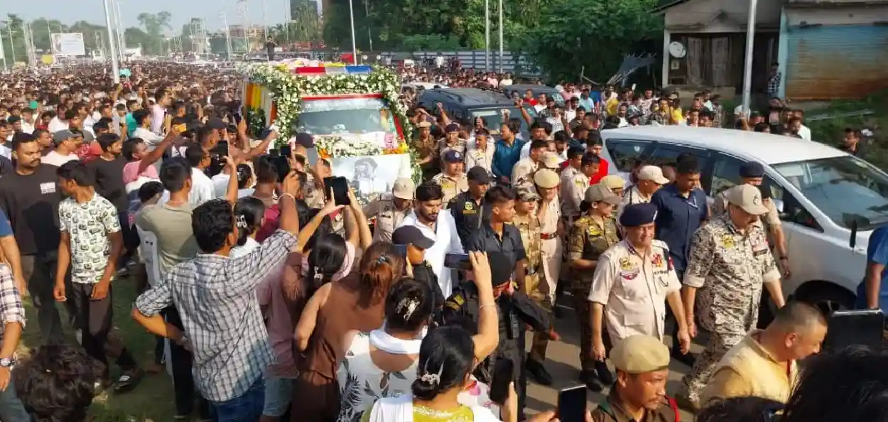  শিল্পী জুবিন গাৰ্গৰ নশ্বৰদেহ গুৱাহাটীৰ বৰঝাৰ বিমানবন্দৰৰ পৰা তেওঁৰ কাহিলীপাৰাস্থিত বাসগৃহলৈ অনা দৃশ্য