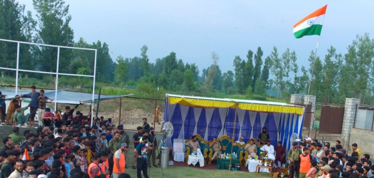 কাশ্মীৰৰ ‘ব্লেক ভিলেজ'ত এতিয়া উৰিছে ভাৰতৰ ত্ৰিৰংগ পতাকা