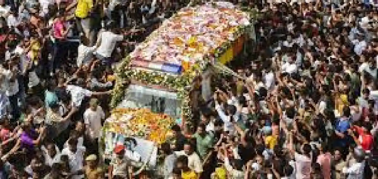 জুবিন গাৰ্গৰ নশ্বৰদেহ কঢ়িয়াই অনা এক দৃশ্য