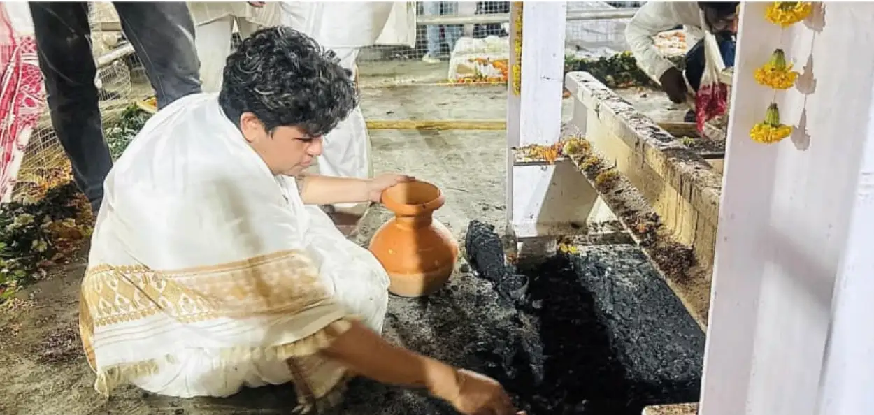 অন্তেষ্টিক্ৰিয়াৰ পিছত জুবিন গাৰ্গৰ চিতাভষ্ম সংগ্ৰহ কৰাৰ এক দৃশ্য