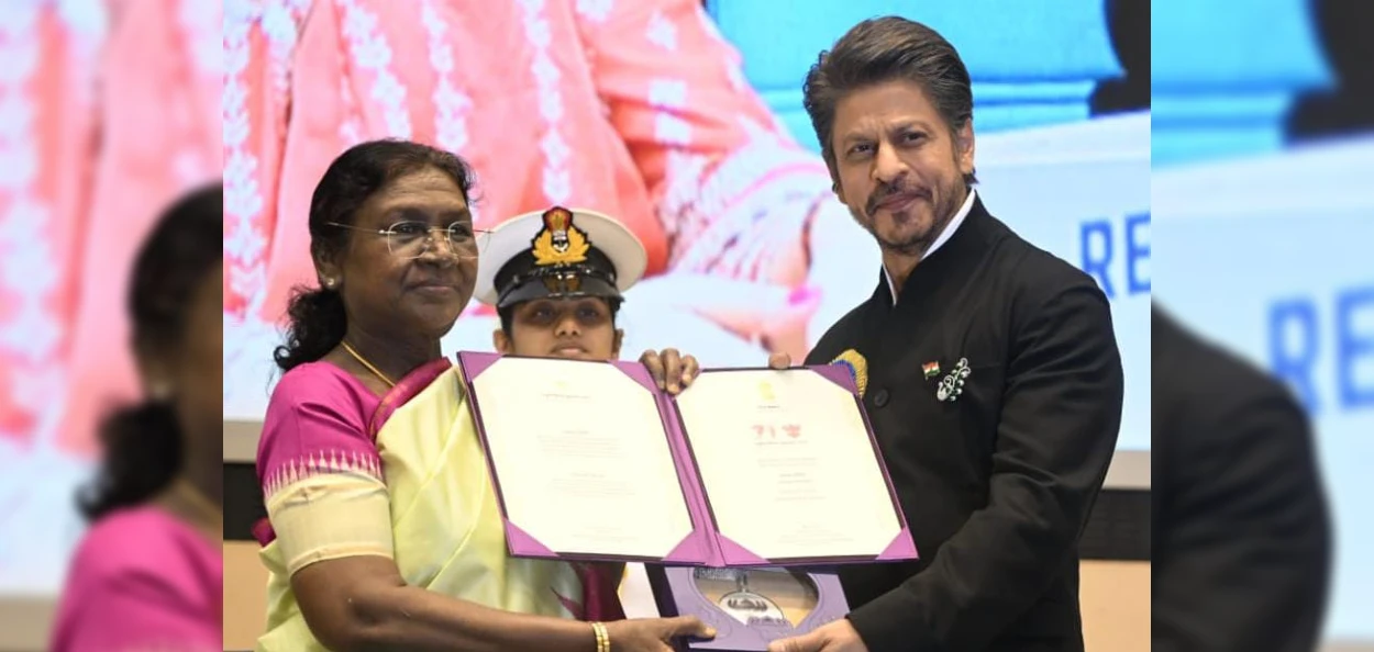 ৰাষ্ট্ৰপতিৰ পৰা শ্ৰেষ্ঠ অভিনেতাৰ ৰাষ্ট্ৰীয় চলচ্চিত্ৰ বঁটা গ্ৰহণ কৰিছে শ্বাহৰুখ খানে