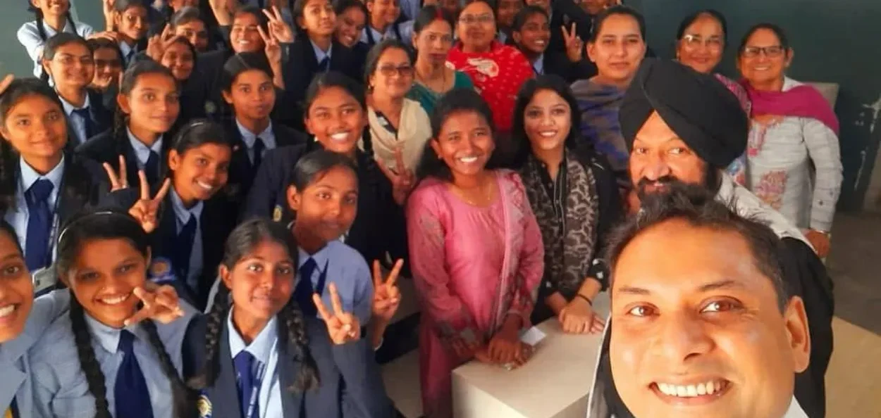 এখন কৰ্মশালাত একাংশ যুৱক-যুৱতীৰ সৈতে ওৱাইজ আছলাম